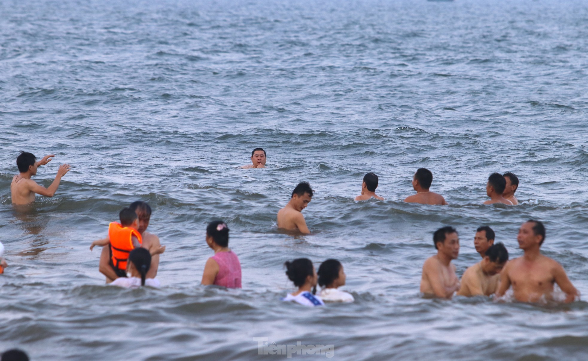 Nắng nóng khốc liệt, hàng vạn người đổ về biển Cửa Lò - Ảnh 13.