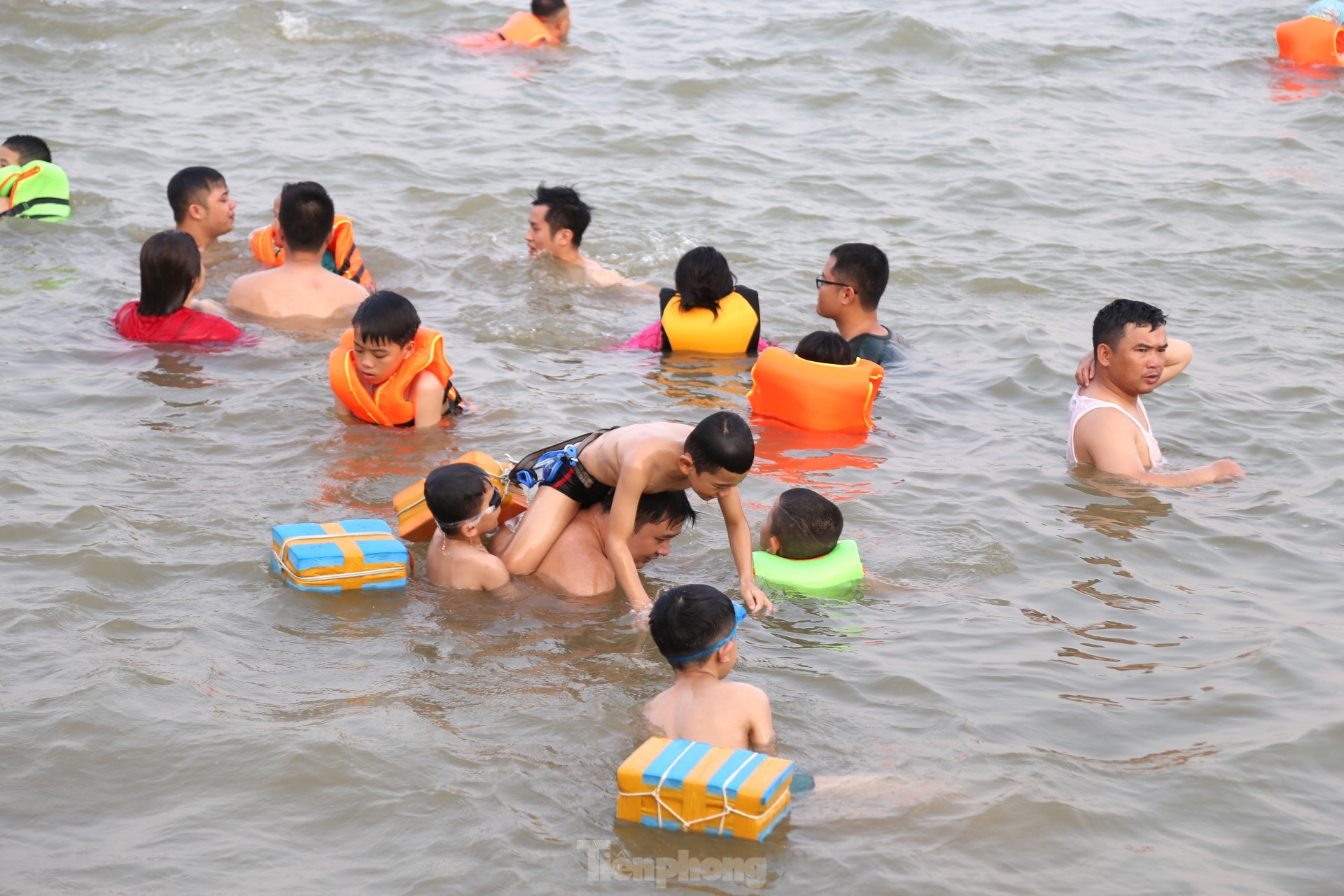 Nắng nóng 40 độ C, người dân đưa con ra sông Lam tắm 'giải nhiệt' - Ảnh 3.