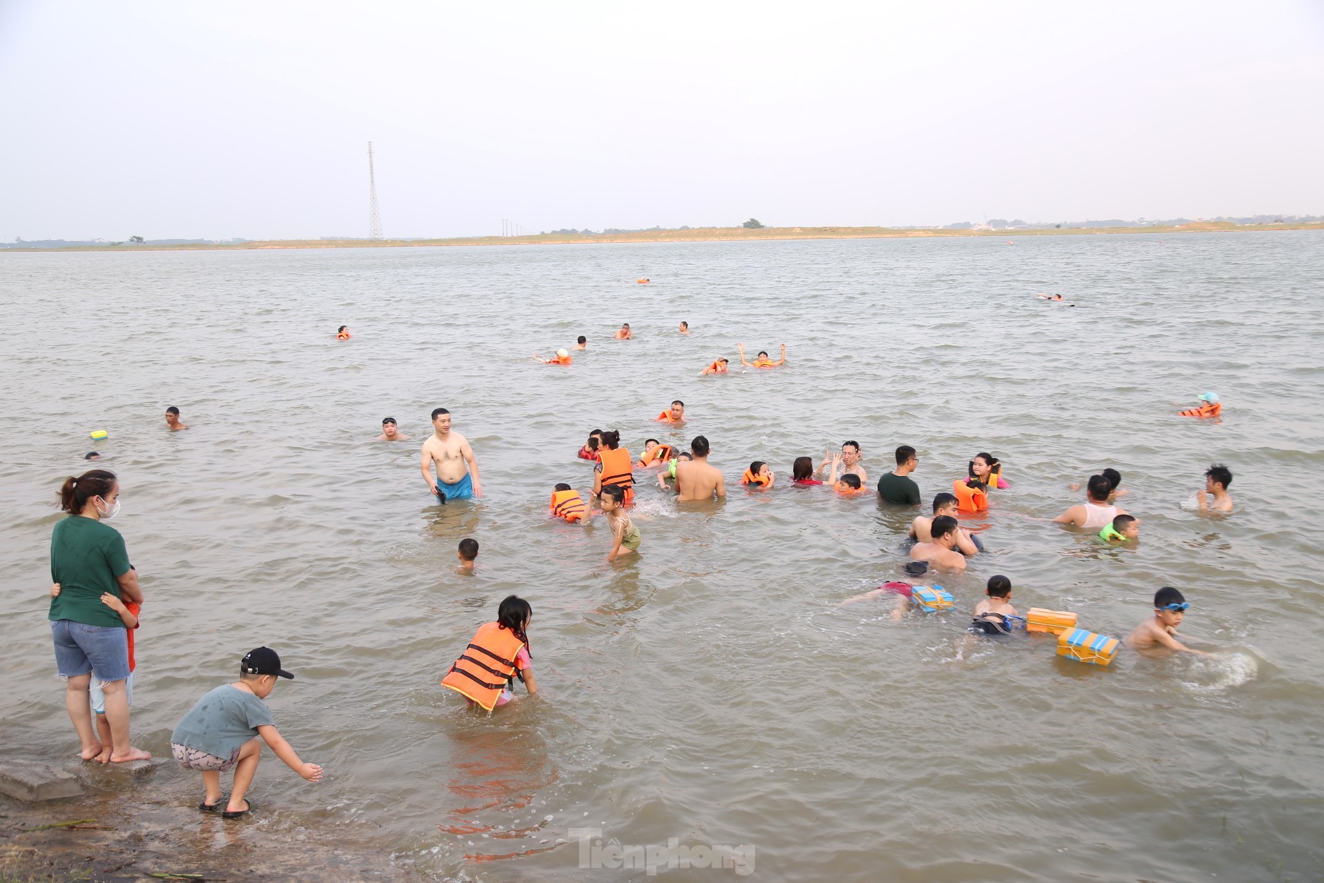 Nắng nóng 40 độ C, người dân đưa con ra sông Lam tắm 'giải nhiệt' - Ảnh 5.