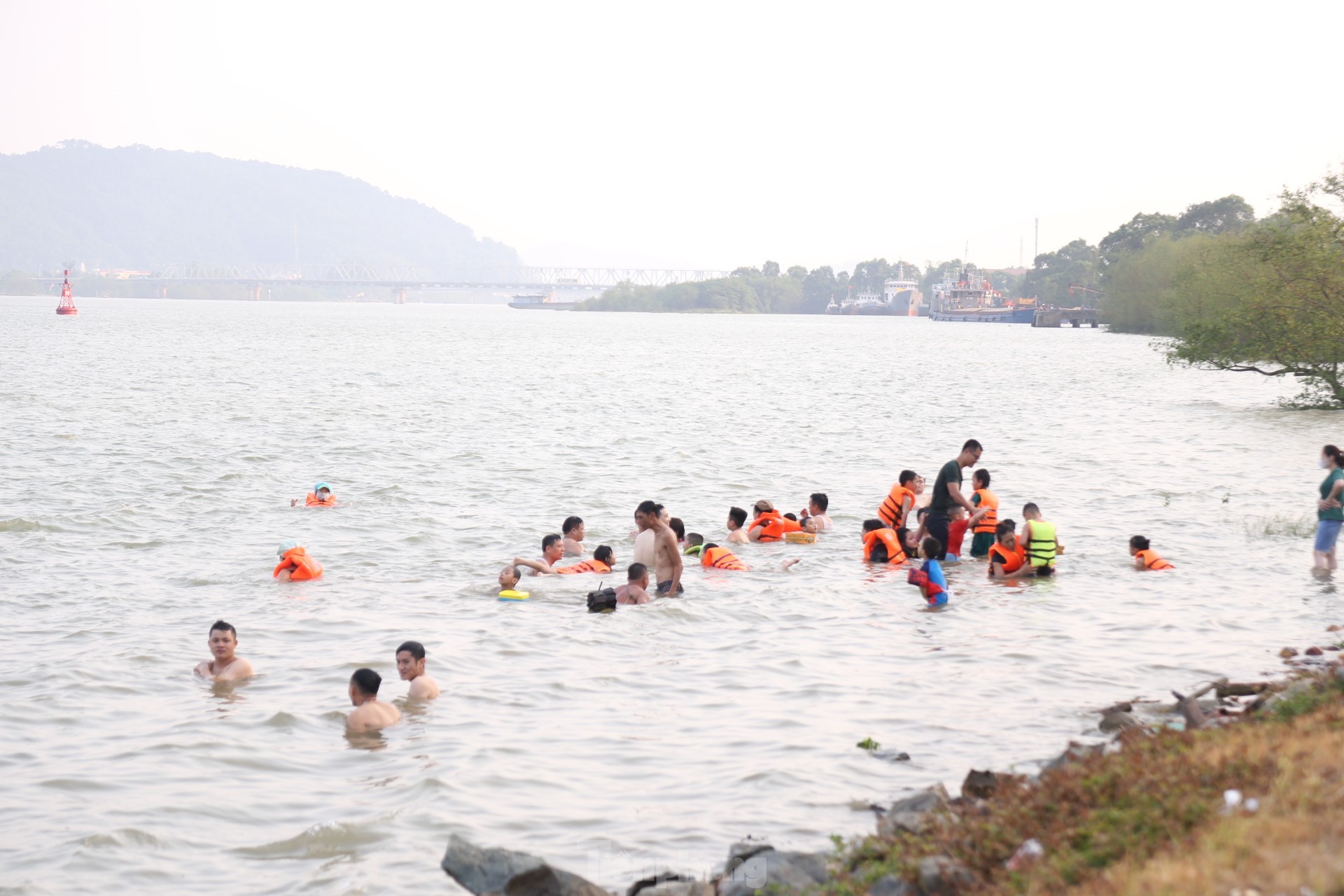 Nắng nóng 40 độ C, người dân đưa con ra sông Lam tắm 'giải nhiệt' - Ảnh 11.