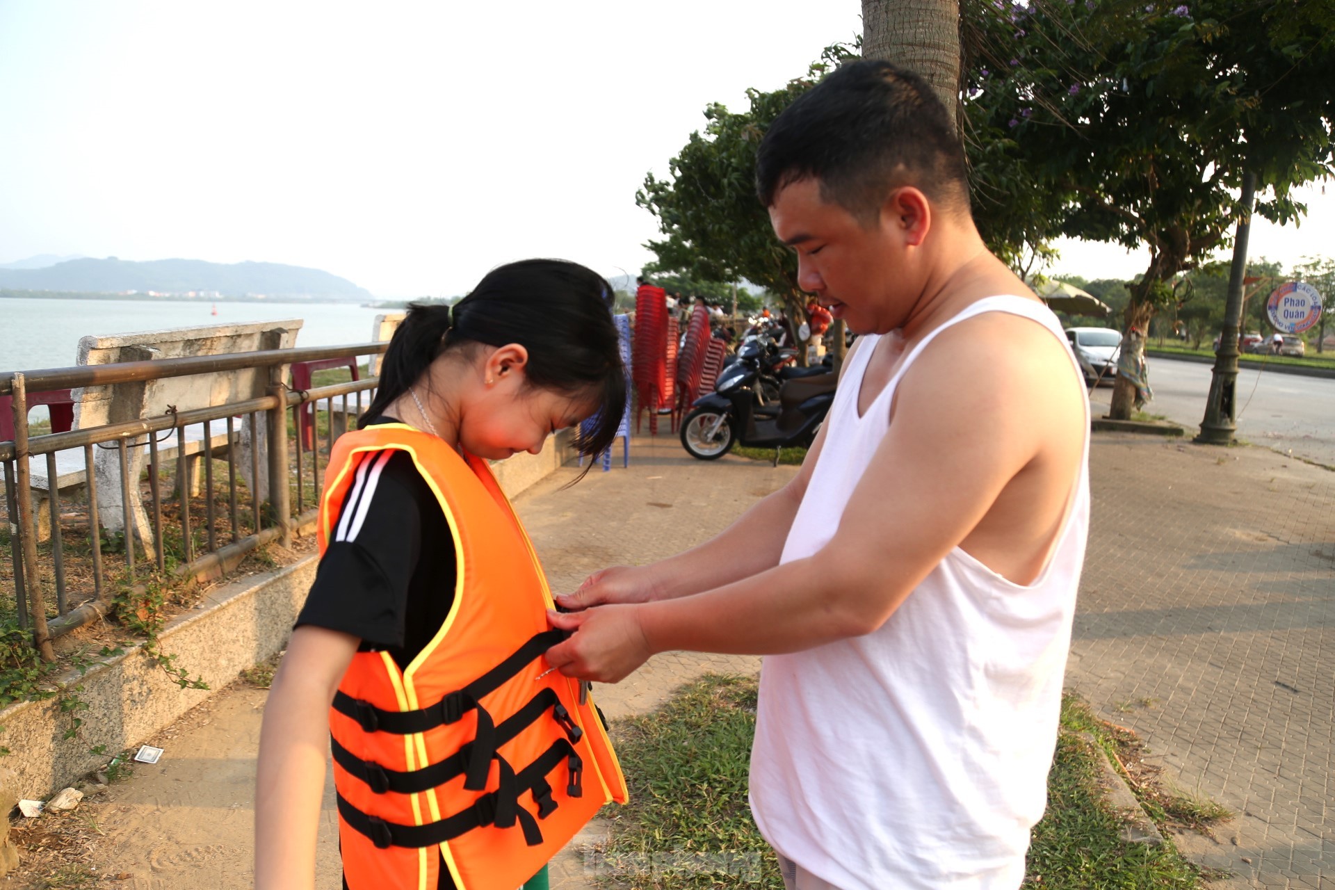 Nắng nóng 40 độ C, người dân đưa con ra sông Lam tắm 'giải nhiệt' - Ảnh 2.