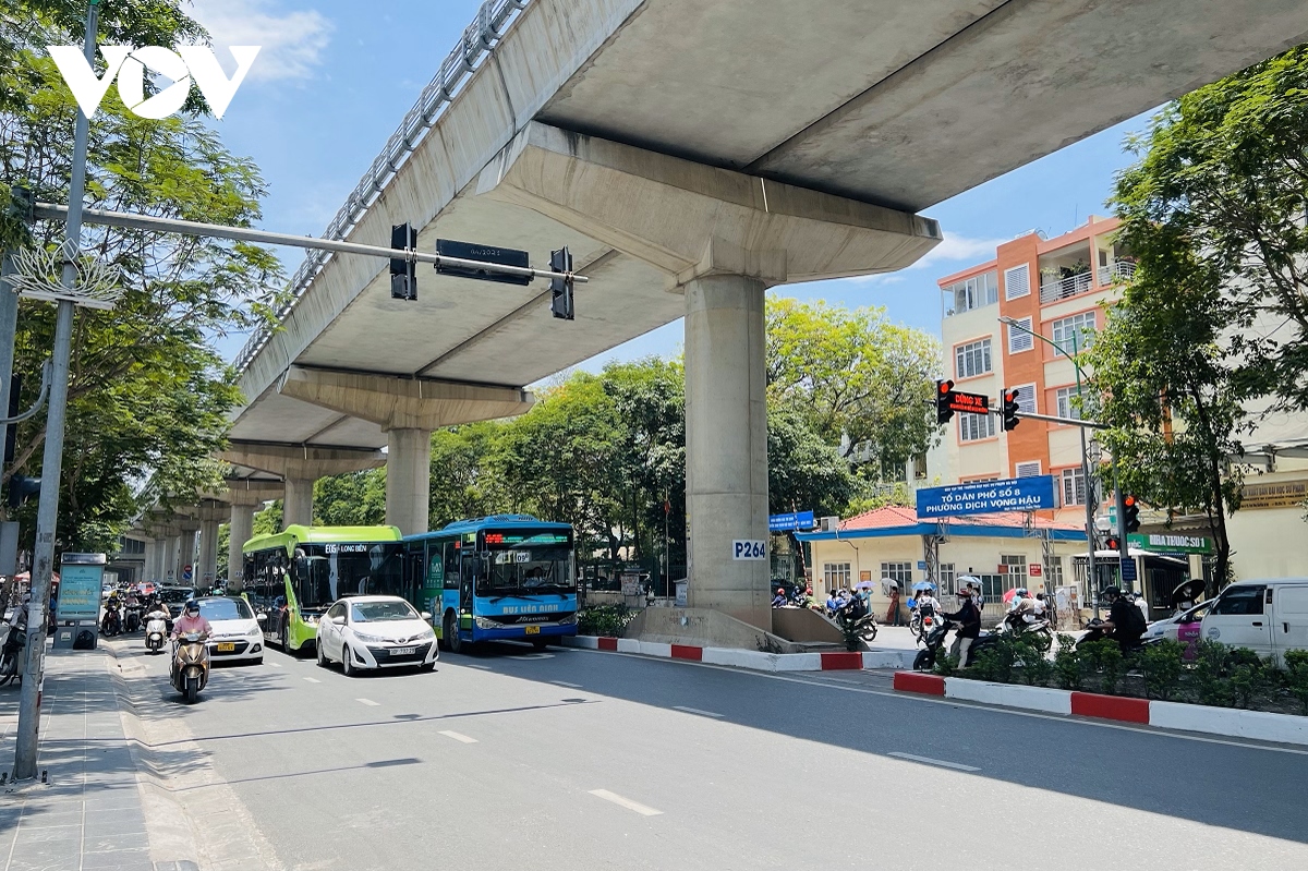 Cầu Giấy (Hà Nội): Xe máy ngang nhiên “lấn chiếm” lối qua đường của người đi bộ - Ảnh 1.