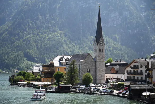 Thị trấn du lịch nổi tiếng ở Áo dựng hàng rào ngăn du khách selfie - Ảnh 1.