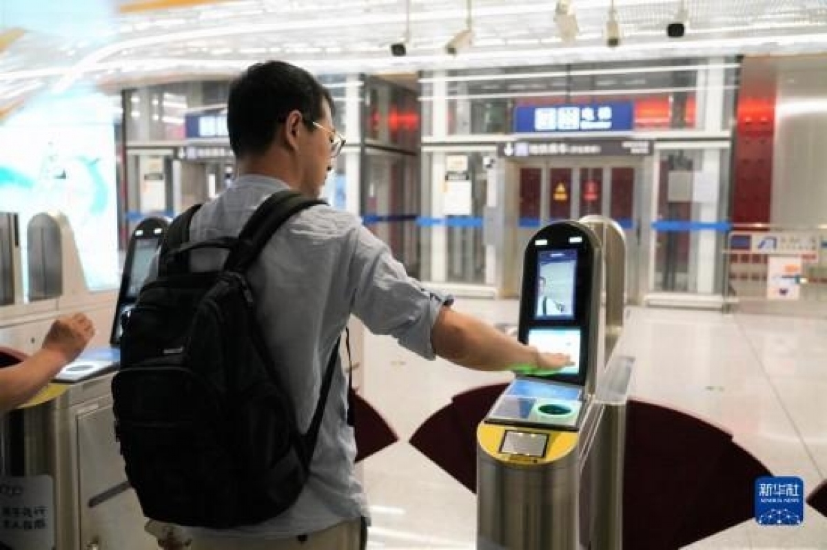 Tuyến metro đầu tiên trên thế giới dùng công nghệ thanh toán bằng vân lòng bàn tay - Ảnh 1.