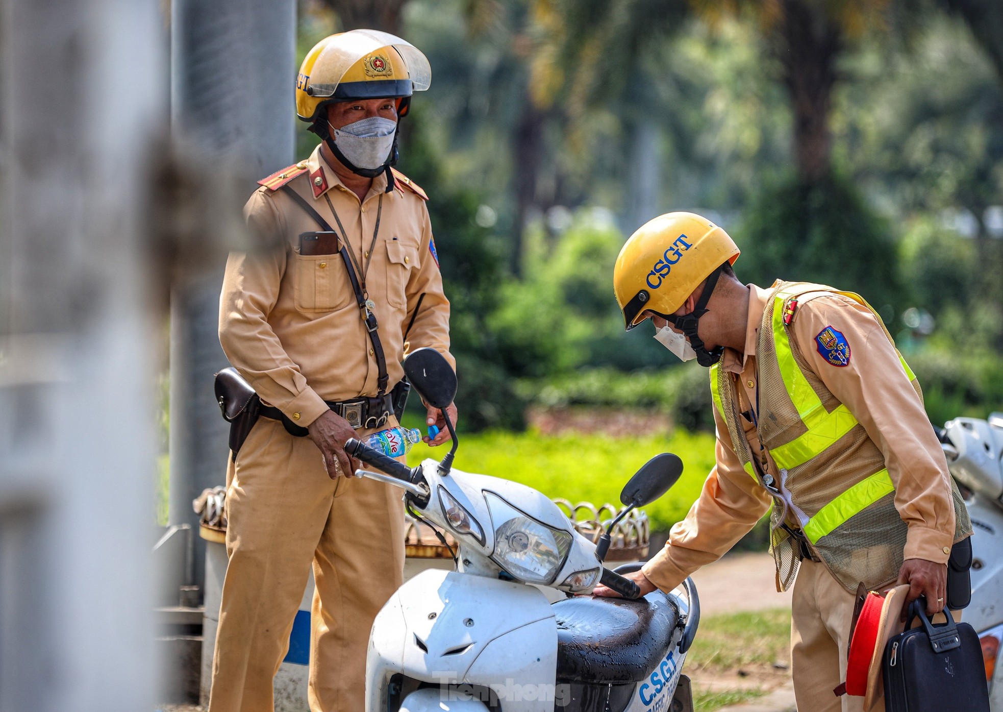 'Bóng hồng' CSGT Hà Nội căng mình dưới nắng nóng gần 40 độ - Ảnh 14.