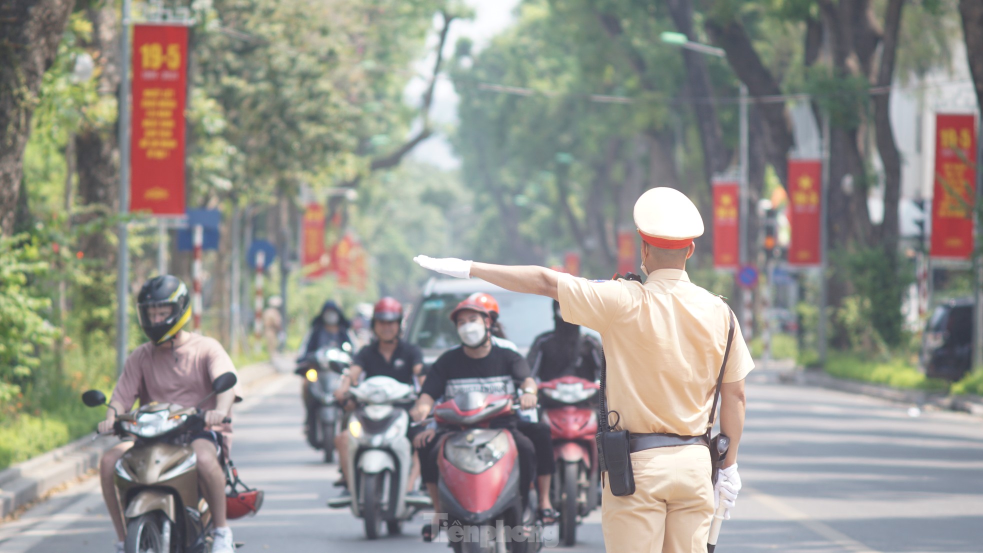 'Bóng hồng' CSGT Hà Nội căng mình dưới nắng nóng gần 40 độ - Ảnh 10.