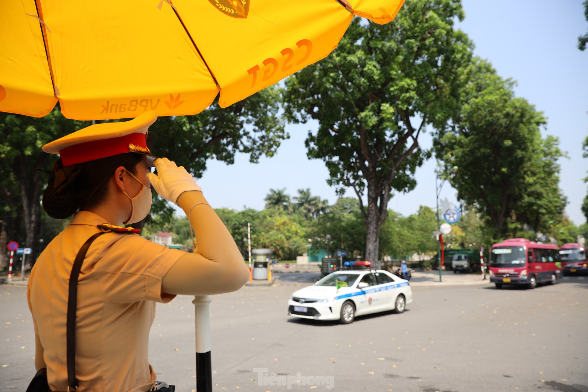 'Bóng hồng' CSGT Hà Nội căng mình dưới nắng nóng gần 40 độ - Ảnh 5.
