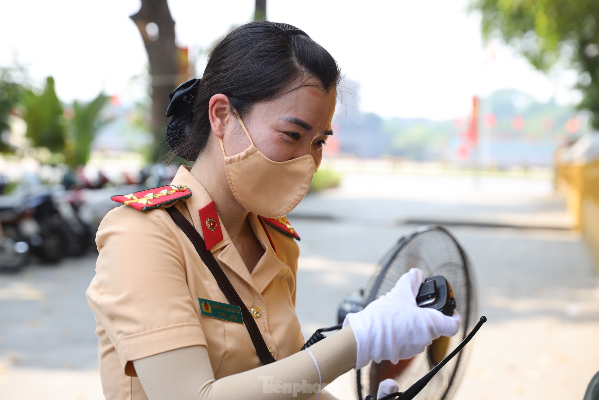 'Bóng hồng' CSGT Hà Nội căng mình dưới nắng nóng gần 40 độ - Ảnh 8.