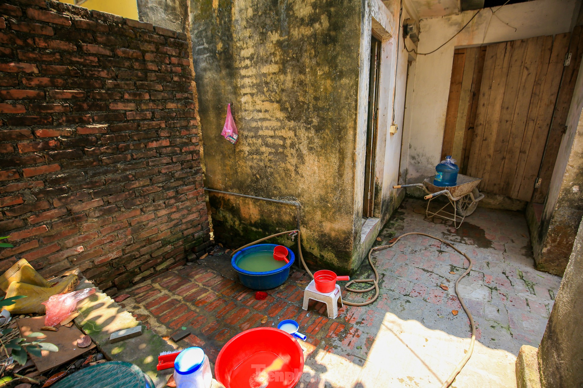 Hàng nghìn hộ dân ở Hà Nội bị cắt nước sạch giữa những ngày nắng nóng gay gắt - Ảnh 11.