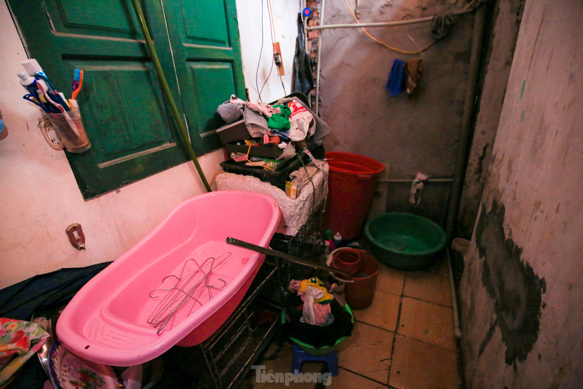 Hàng nghìn hộ dân ở Hà Nội bị cắt nước sạch giữa những ngày nắng nóng gay gắt - Ảnh 8.