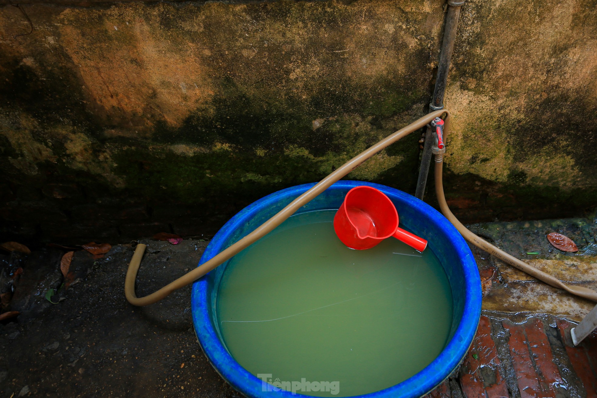 Hàng nghìn hộ dân ở Hà Nội bị cắt nước sạch giữa những ngày nắng nóng gay gắt - Ảnh 4.
