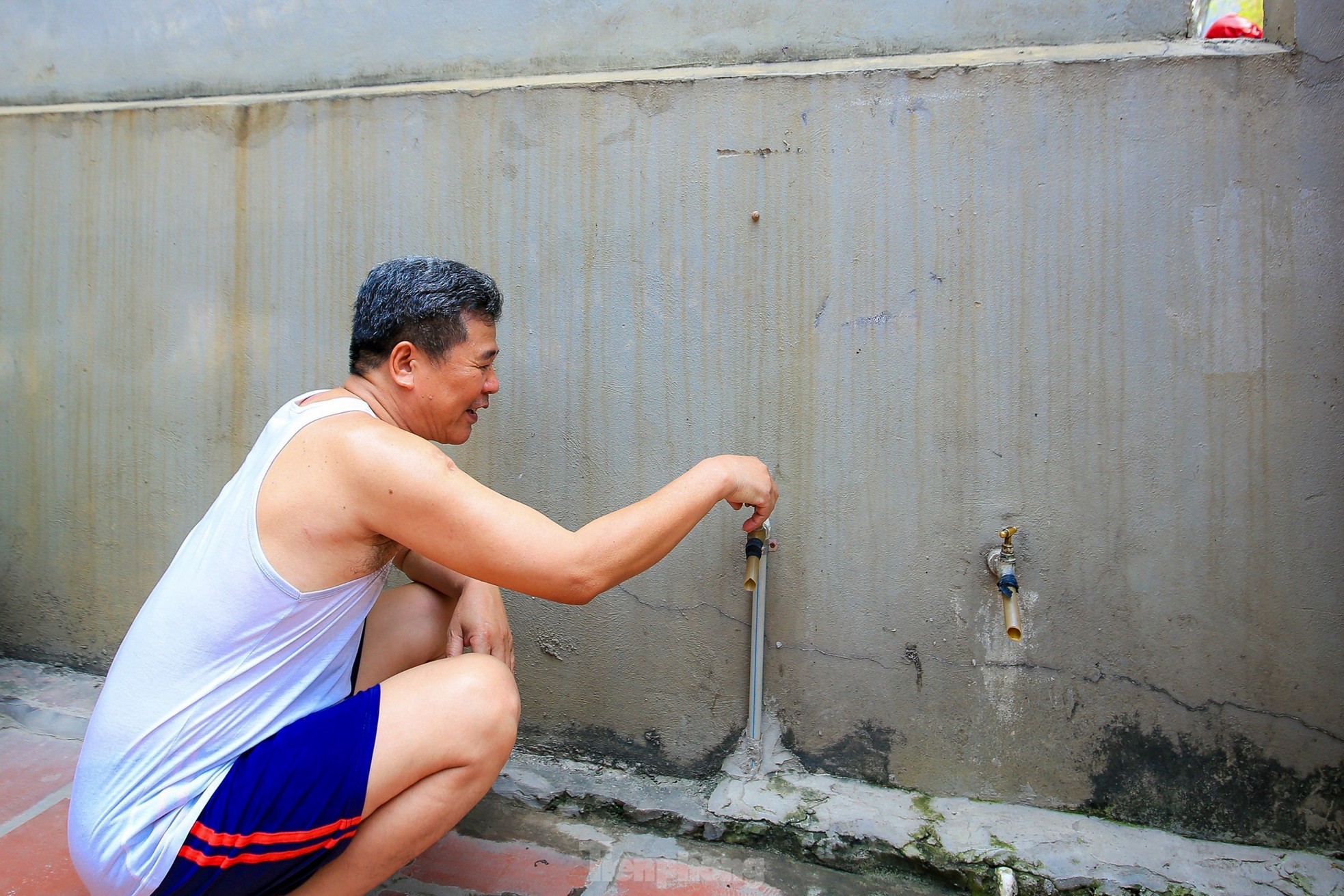 Hàng nghìn hộ dân ở Hà Nội bị cắt nước sạch giữa những ngày nắng nóng gay gắt - Ảnh 2.