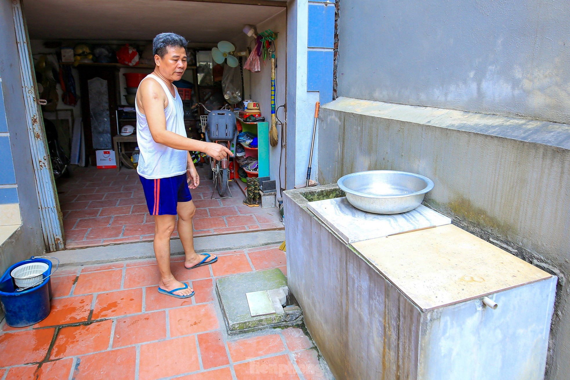 Hàng nghìn hộ dân ở Hà Nội bị cắt nước sạch giữa những ngày nắng nóng gay gắt - Ảnh 3.