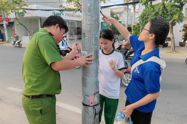 Bắt nhóm ‘tín dụng đen’ từ tờ rơi quảng cáo cho vay tiền nhanh - Ảnh 2.