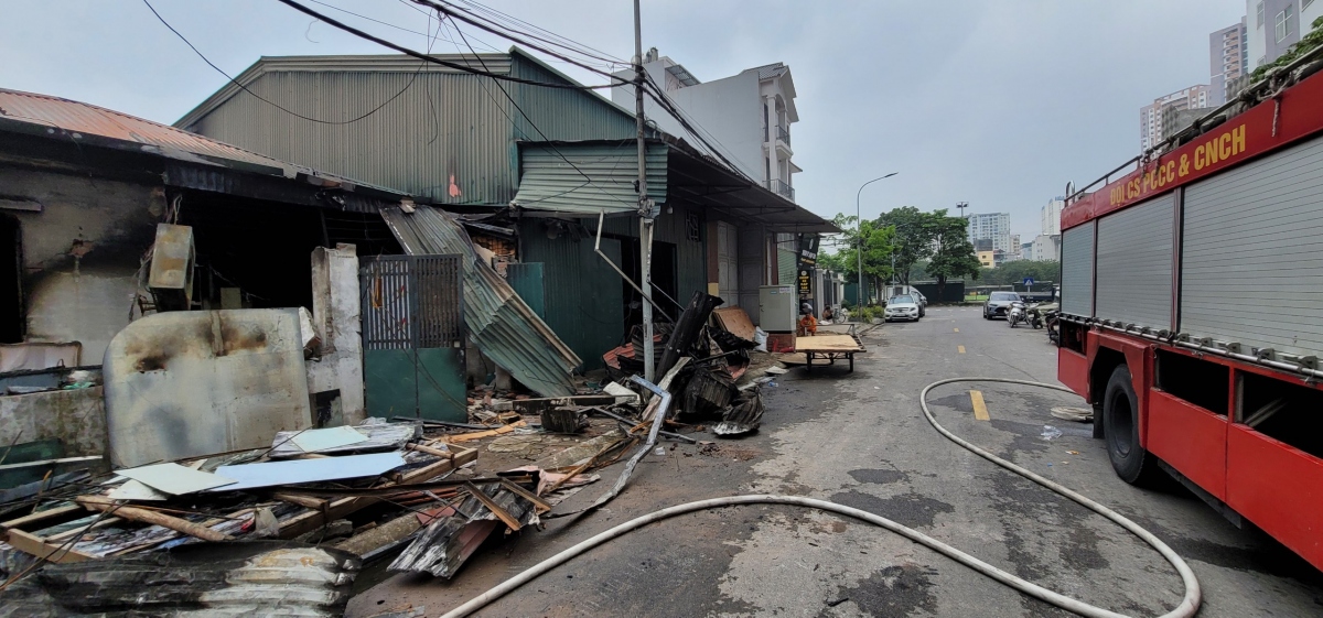 Hiện trường vụ cháy nhiều nhà kho ở Đền Lừ, Hà Nội - Ảnh 8.
