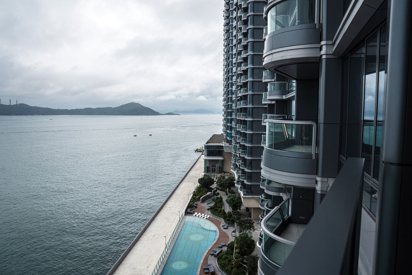 'Toát mồ hôi' với khu chung cư giá 1,6 tỷ đồng/m2: Mở bán gần nửa năm chỉ 3 căn có chủ, toà nhà view biển nhưng chìm trong 'sóng nợ' - Ảnh 1.