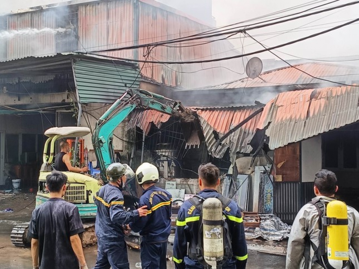 Hiện trường vụ cháy nhiều nhà kho ở Đền Lừ, Hà Nội - Ảnh 4.
