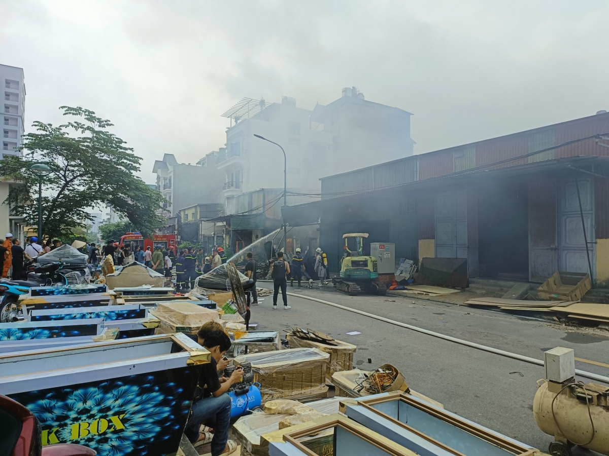 Hiện trường vụ cháy nhiều nhà kho ở Đền Lừ, Hà Nội - Ảnh 5.
