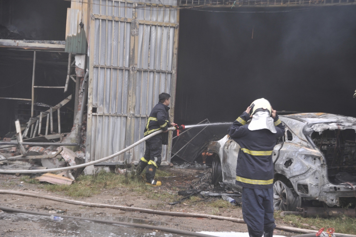 Hiện trường vụ cháy nhiều nhà kho ở Đền Lừ, Hà Nội - Ảnh 3.