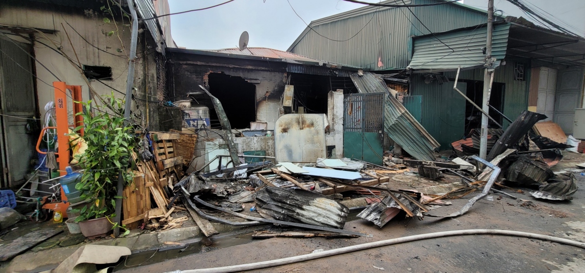 Hiện trường vụ cháy nhiều nhà kho ở Đền Lừ, Hà Nội - Ảnh 9.