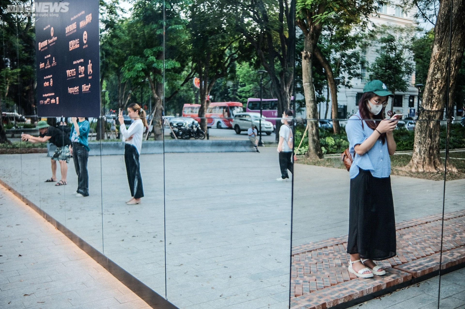Giới trẻ Hà Nội hào hứng check-in trước ngôi nhà khổng lồ làm bằng kính 3D - Ảnh 1.