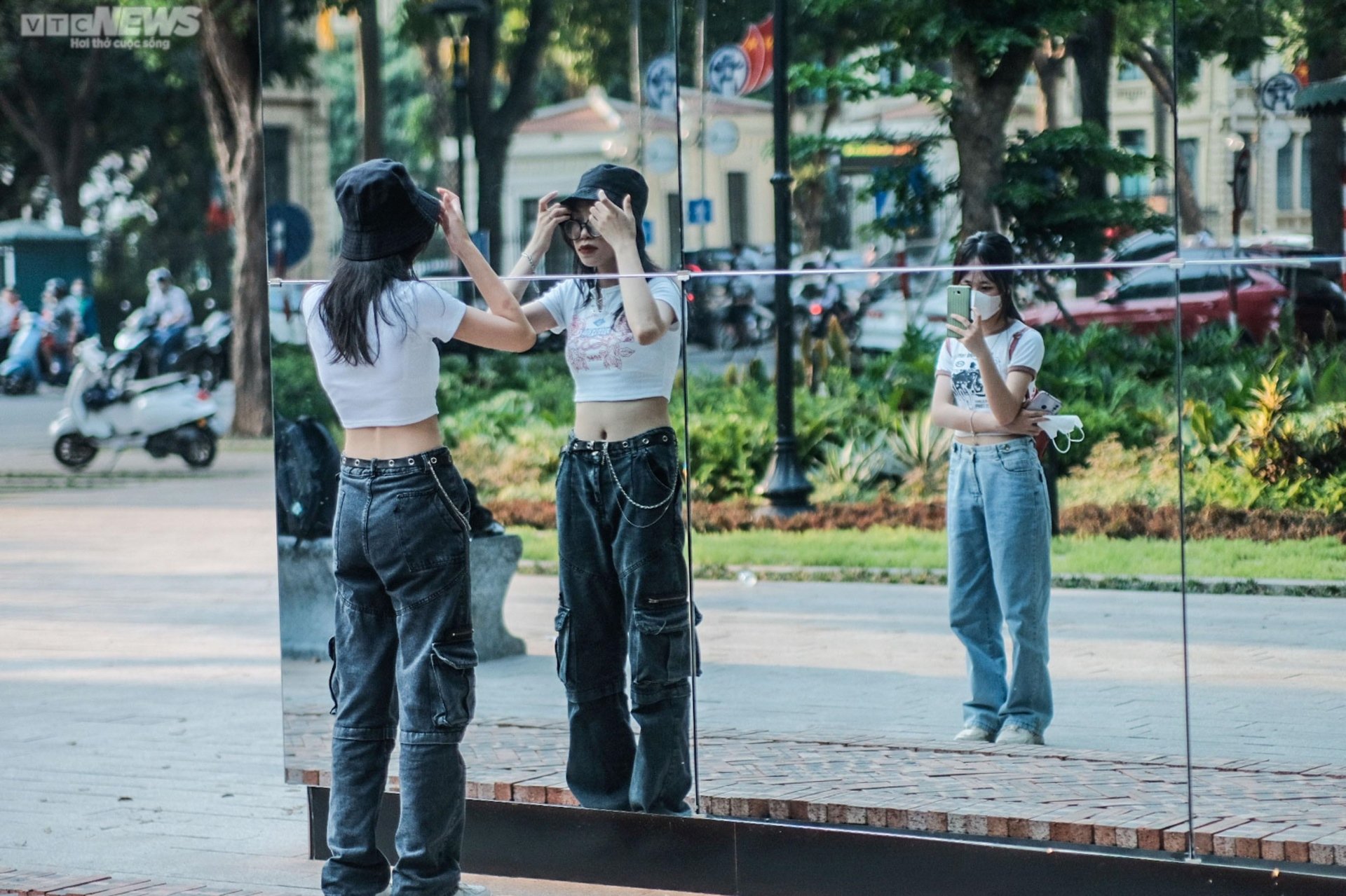 Giới trẻ Hà Nội hào hứng check-in trước ngôi nhà khổng lồ làm bằng kính 3D - Ảnh 5.