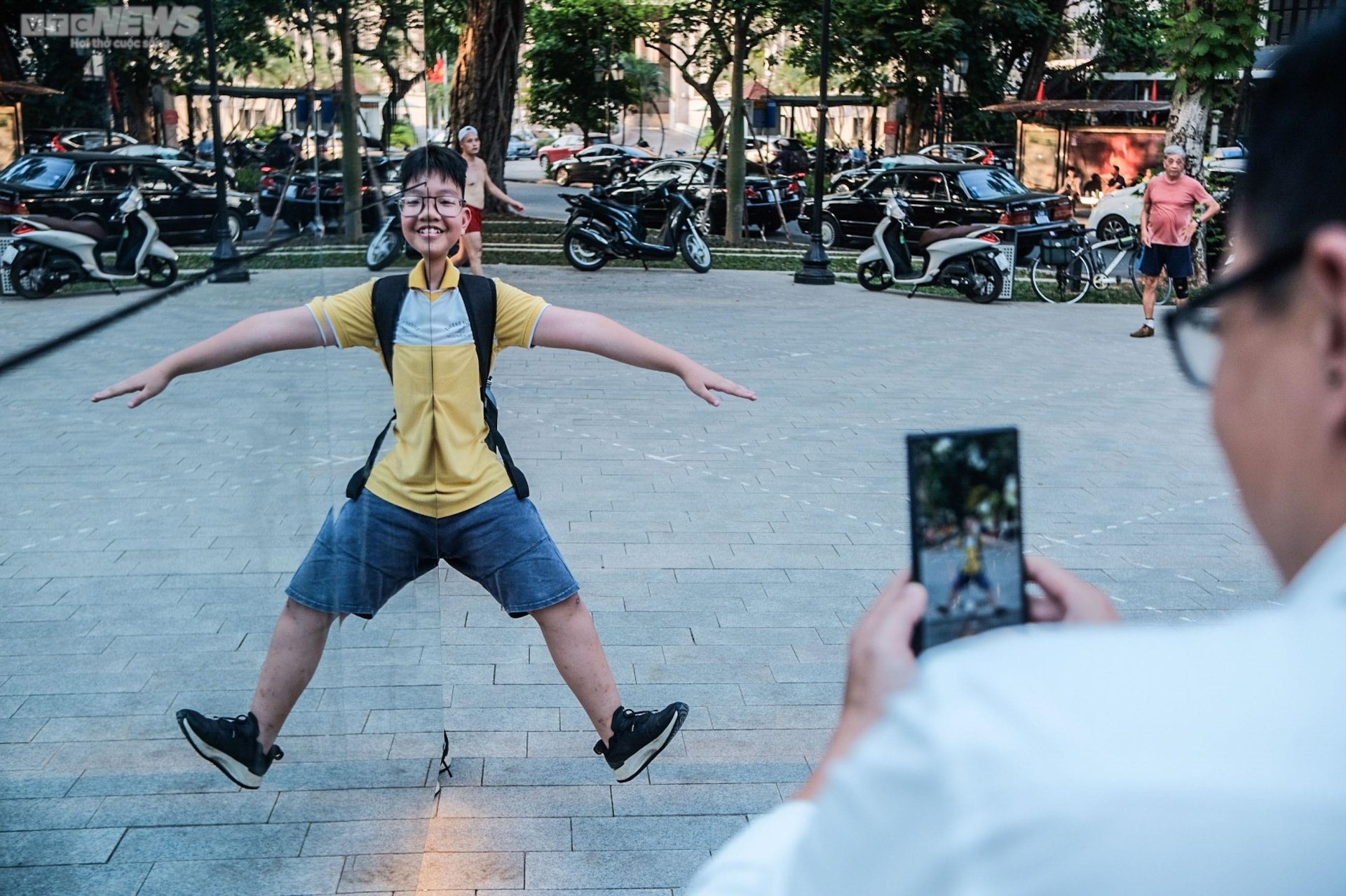 Giới trẻ Hà Nội hào hứng check-in trước ngôi nhà khổng lồ làm bằng kính 3D - Ảnh 7.