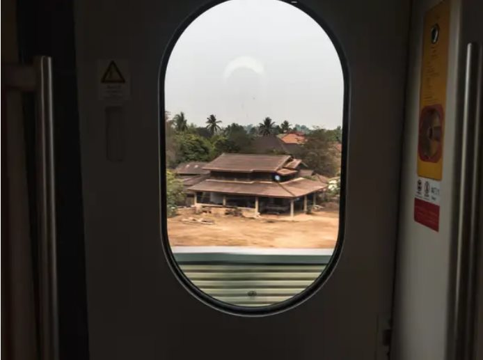 Trải nghiệm tuyến đường sắt 6 tỷ USD của Lào do Trung Quốc tài trợ: Nhà ga hoành tráng như sân bay, dịch vụ miễn chê so với giá vé, dân địa phương gật gù hài lòng - Ảnh 8.
