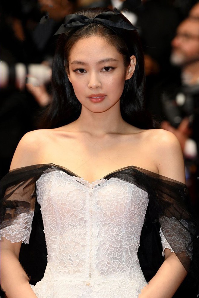 Jennie lộng lẫy như công chúa, át con gái Johnny Depp trên thảm đỏ LHP Cannes - Ảnh 3.