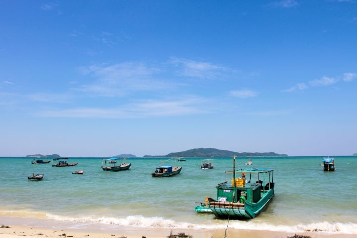 Ngất ngây cảnh biển xanh cát trắng nắng vàng của nàng thơ Cô Tô ở Quảng Ninh - Ảnh 3.