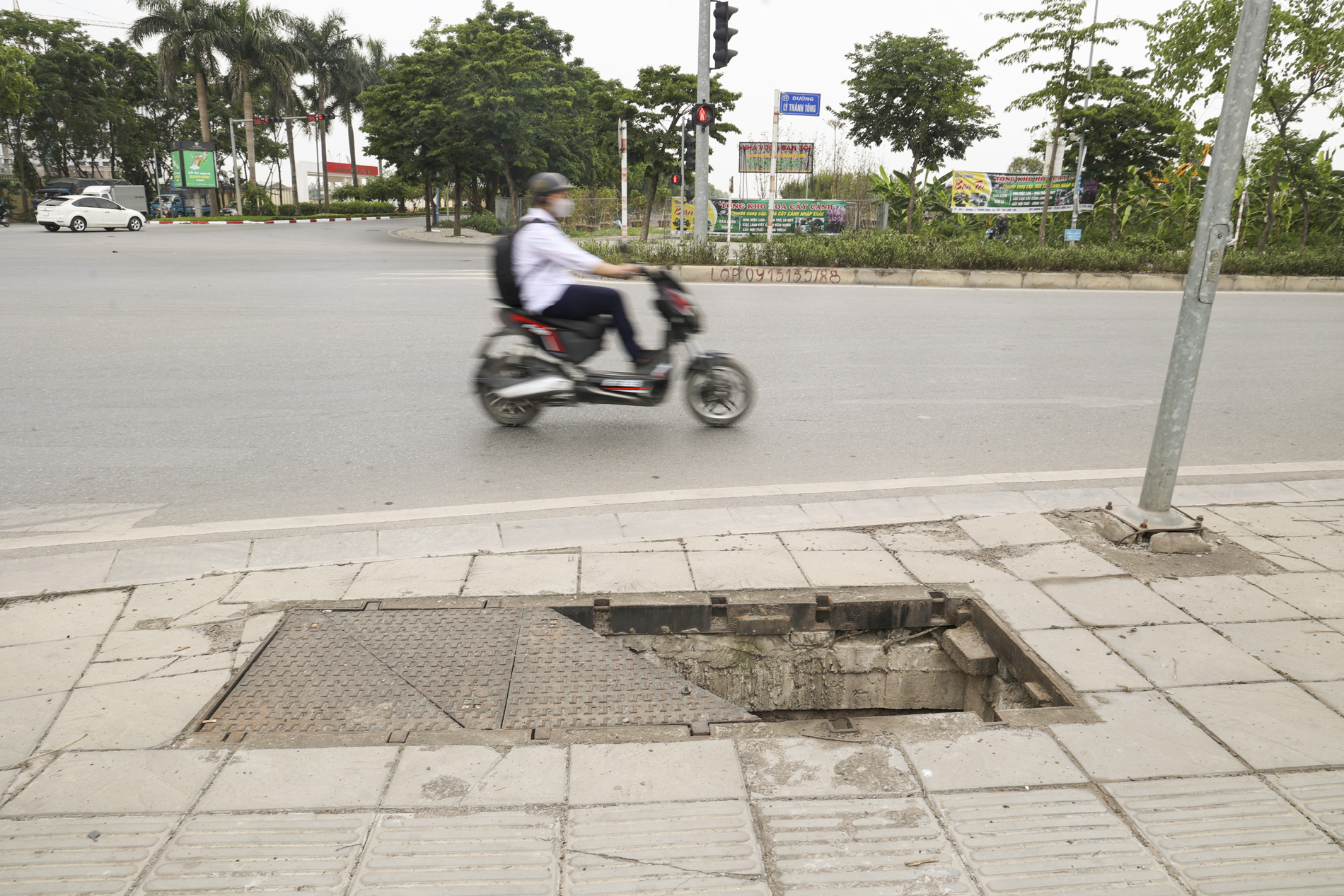 Hà Nội: Hàng loạt hố ga mất nắp 'giăng bẫy' người đi đường - Ảnh 8.