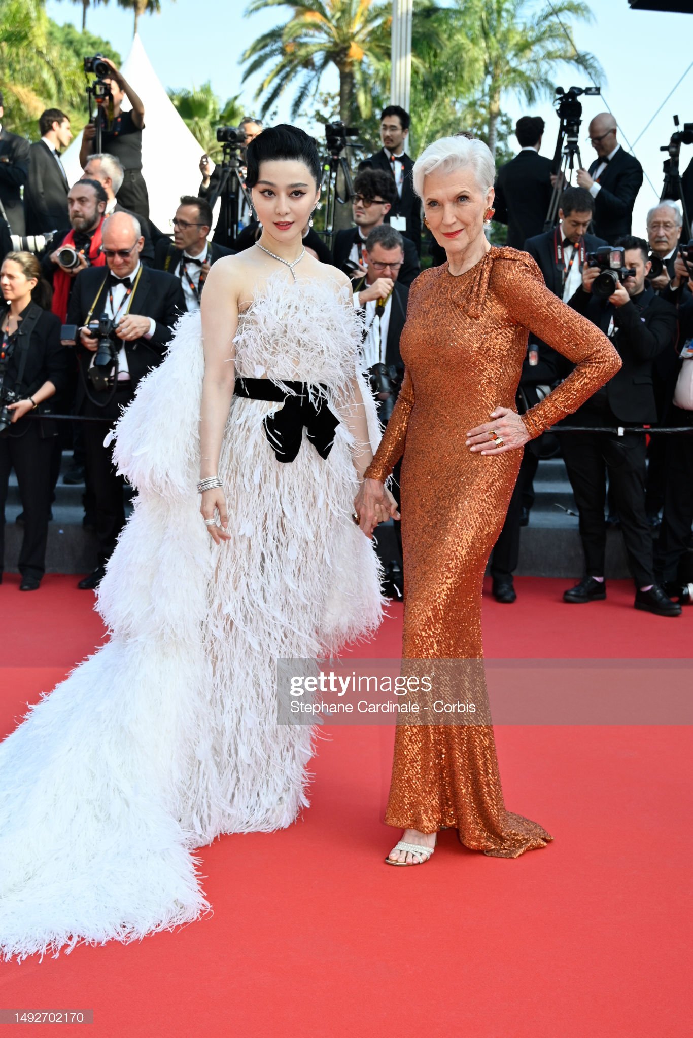 Thảm đỏ Cannes 2023 ngày 8: Phạm Băng Băng lộng lẫy nhưng lộ khuyết điểm bên mẹ tỷ phú Elon Musk, “goá phụ đen” Scarlett Johansson ôm chồng tình tứ - Ảnh 2.