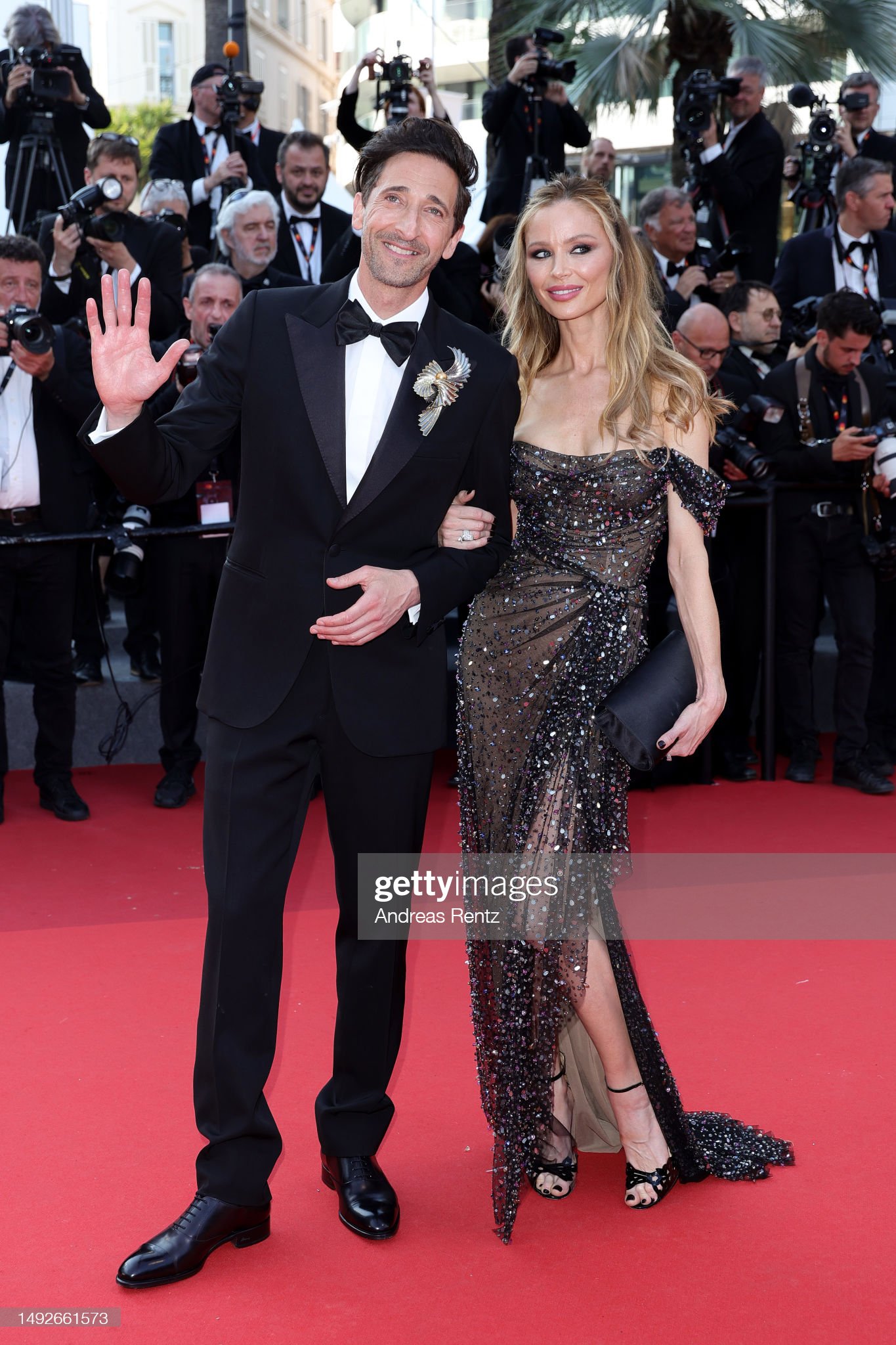 Thảm đỏ Cannes 2023 ngày 8: Phạm Băng Băng lộng lẫy nhưng lộ khuyết điểm bên mẹ tỷ phú Elon Musk, “goá phụ đen” Scarlett Johansson ôm chồng tình tứ - Ảnh 10.