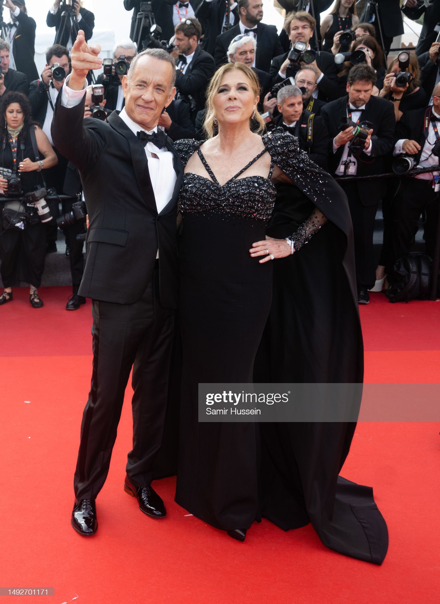 Thảm đỏ Cannes 2023 ngày 8: Phạm Băng Băng lộng lẫy nhưng lộ khuyết điểm bên mẹ tỷ phú Elon Musk, “goá phụ đen” Scarlett Johansson ôm chồng tình tứ - Ảnh 9.