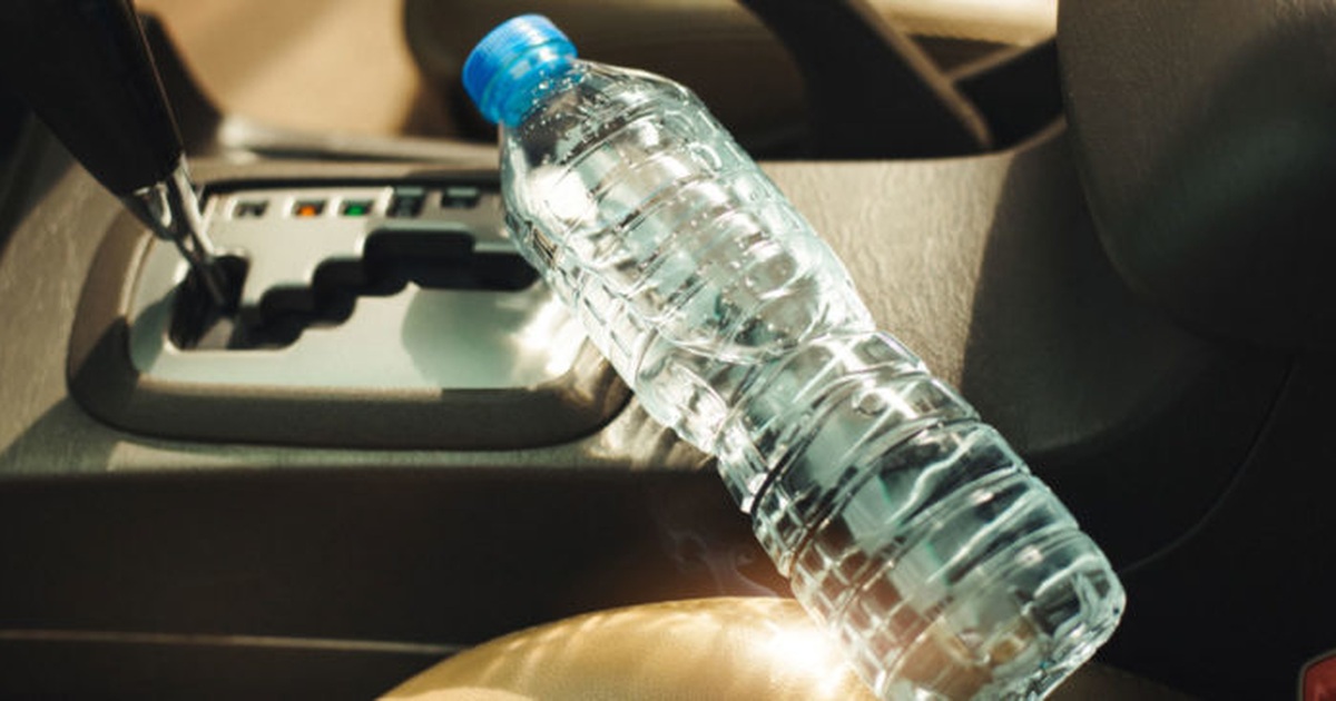 5 vật dụng không nên để trong ô tô khi đỗ xe ngoài trời nắng nóng - Ảnh 1.
