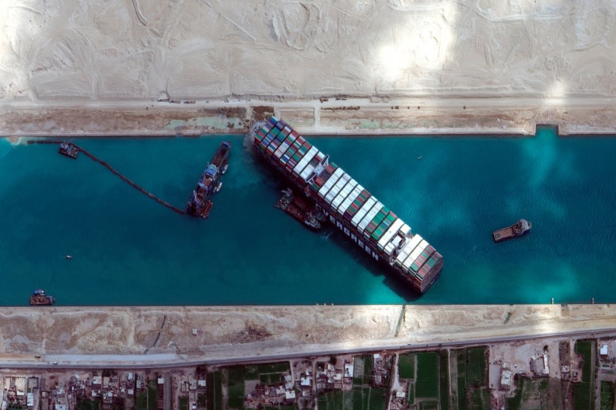 Tàu lại mắc cạn trên kênh đào Suez - Ảnh 2.