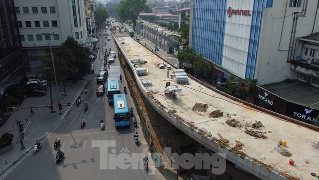 Cầu vượt chữ C Chùa Bộc dỡ rào, tổ chức giao thông để chuẩn bị thông xe - Ảnh 3.