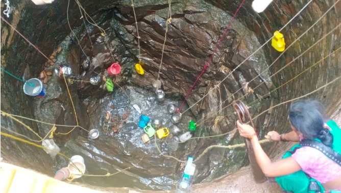 Khủng hoảng thiếu nước, người dân Ấn Độ phải trèo xuống giếng sâu lấy nước bẩn về dùng - Ảnh 2.