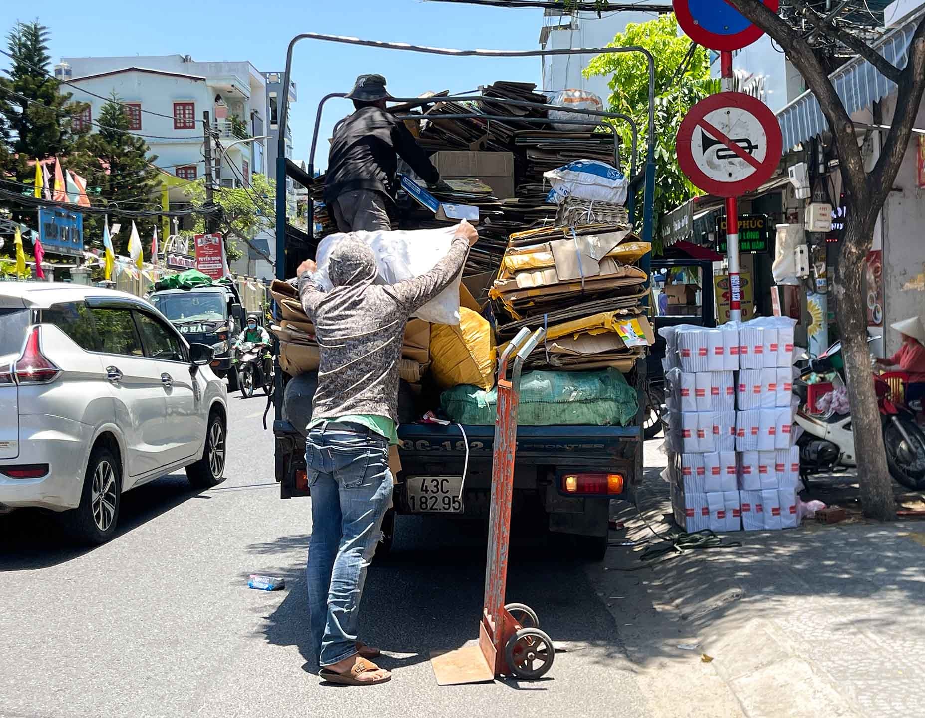 Gồng mình mưu sinh dưới ‘chảo lửa’ Đà Nẵng những ngày nắng cực độ - Ảnh 6.