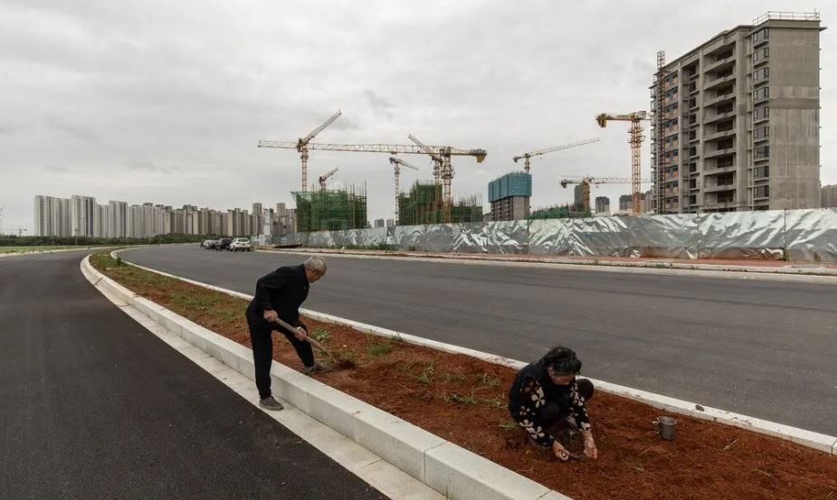 Một thành phố của Trung Quốc ‘lâm nguy’ vì tăng trưởng bằng mọi giá: Tốc độ xây nhà mới nhanh hơn tăng dân số, hàng loạt BĐS bỏ hoang - Ảnh 1.
