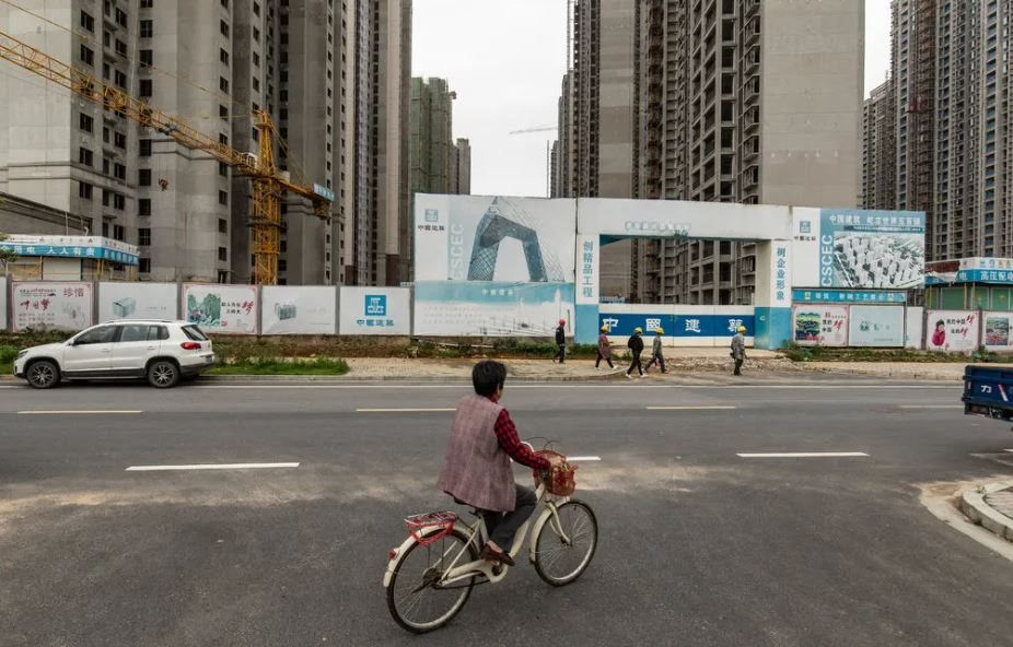 Một thành phố của Trung Quốc ‘lâm nguy’ vì tăng trưởng bằng mọi giá: Tốc độ xây nhà mới nhanh hơn tăng dân số, hàng loạt BĐS bỏ hoang - Ảnh 2.