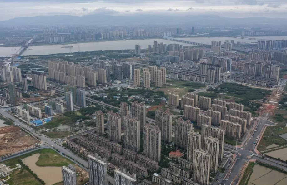 Một thành phố của Trung Quốc ‘lâm nguy’ vì tăng trưởng bằng mọi giá: Tốc độ xây nhà mới nhanh hơn tăng dân số, hàng loạt BĐS bỏ hoang - Ảnh 3.