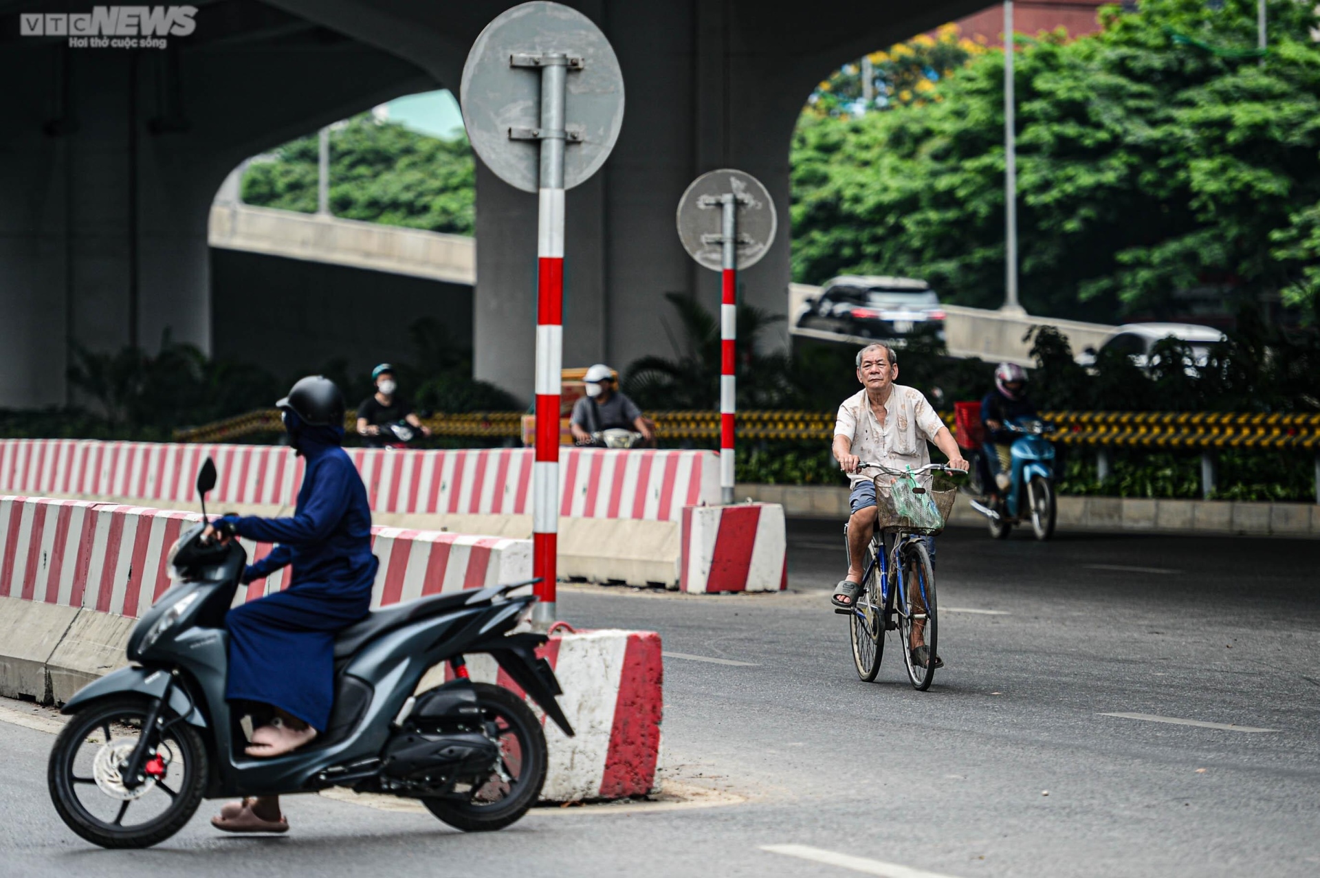 Hà Nội: Dòng xe máy vô tư cắt mặt ô tô đang xuống dốc để đi ngược chiều - Ảnh 8.