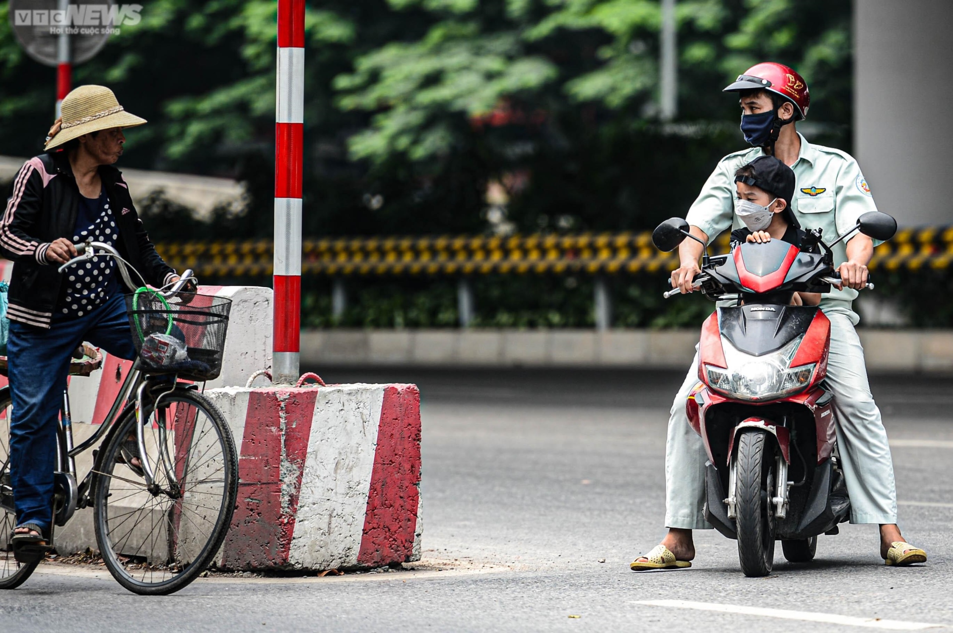 Hà Nội: Dòng xe máy vô tư cắt mặt ô tô đang xuống dốc để đi ngược chiều - Ảnh 7.