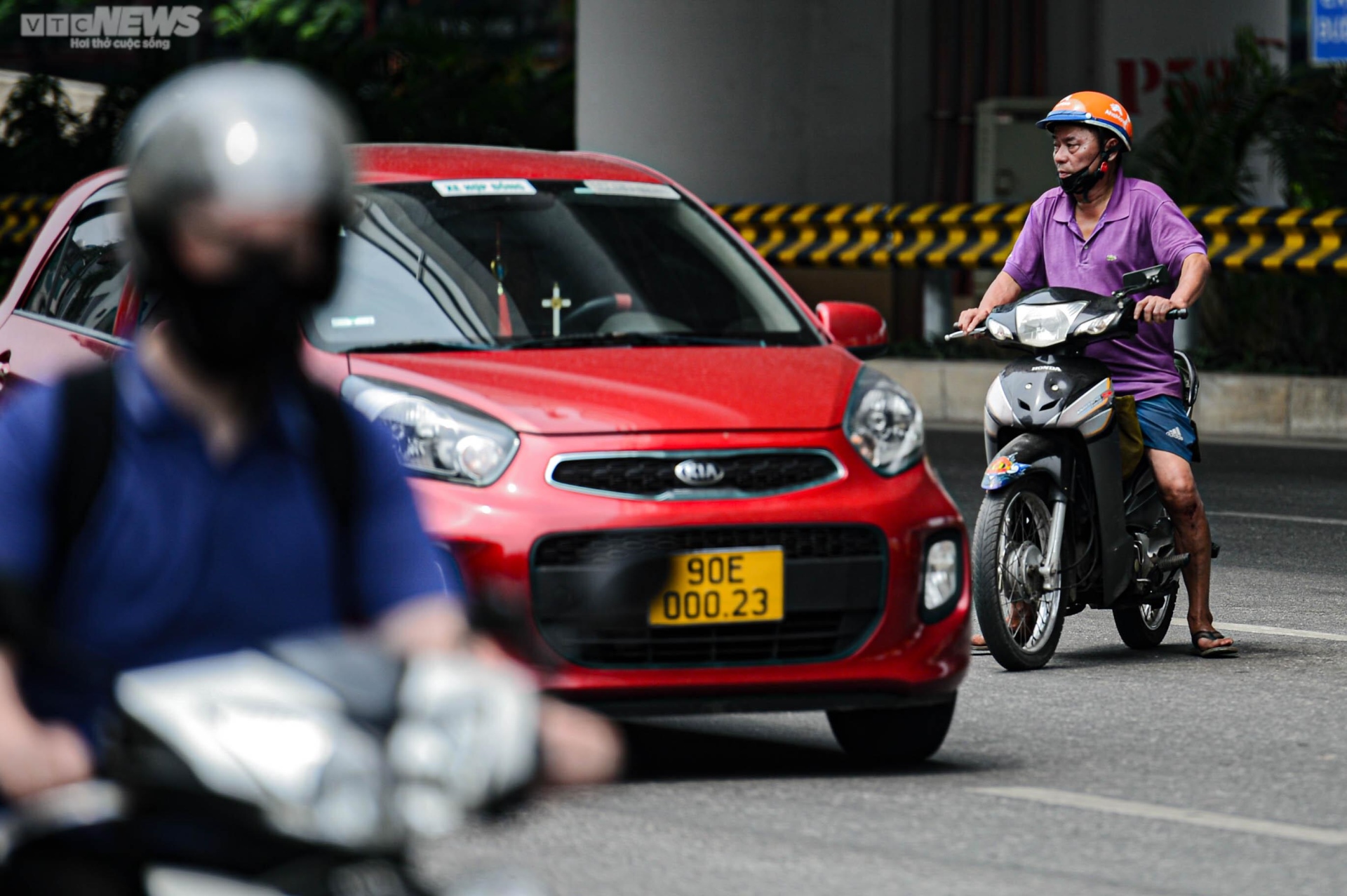 Hà Nội: Dòng xe máy vô tư cắt mặt ô tô đang xuống dốc để đi ngược chiều - Ảnh 9.