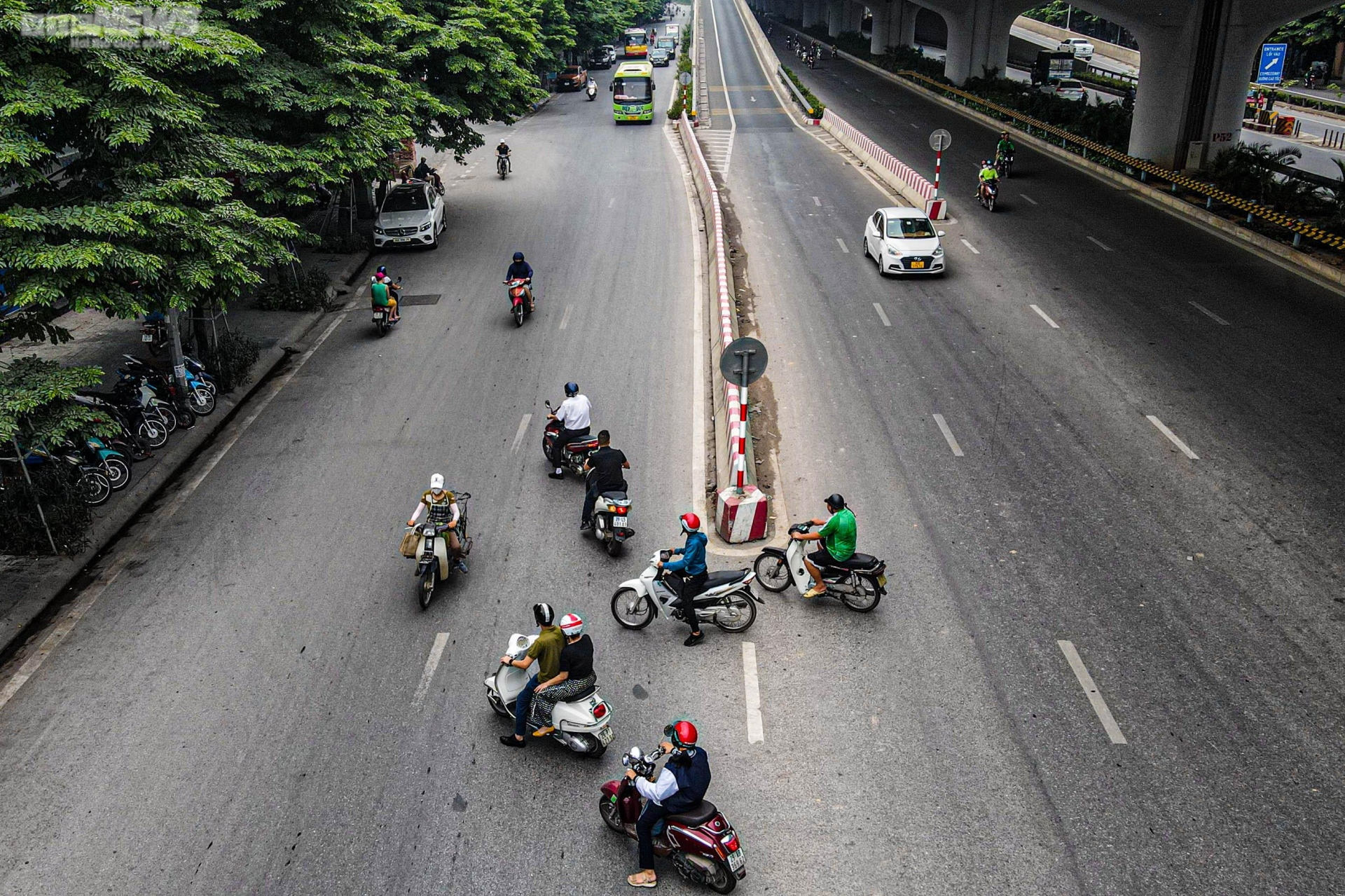 Hà Nội: Dòng xe máy vô tư cắt mặt ô tô đang xuống dốc để đi ngược chiều - Ảnh 2.