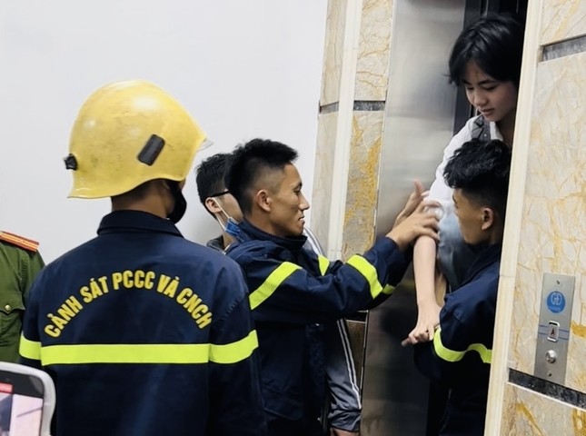 Giải cứu 4 học sinh mắc kẹt trong thang máy trung tâm Tiếng Anh - Ảnh 2.