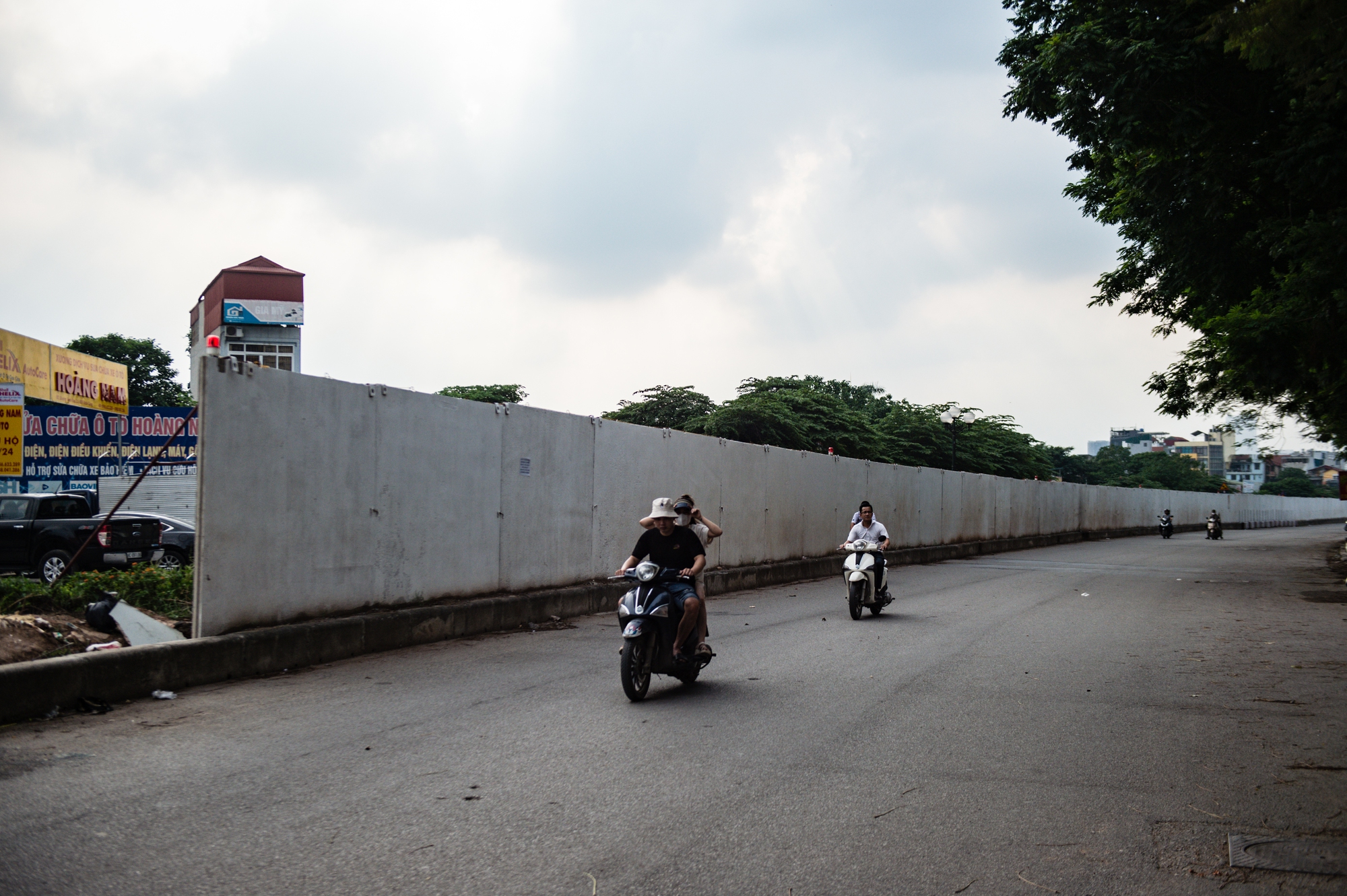 Hà Nội: Tường rào bê tông bất thường cản trở giao thông tại khu vực đường Vành đai 2,5 - Ảnh 12.