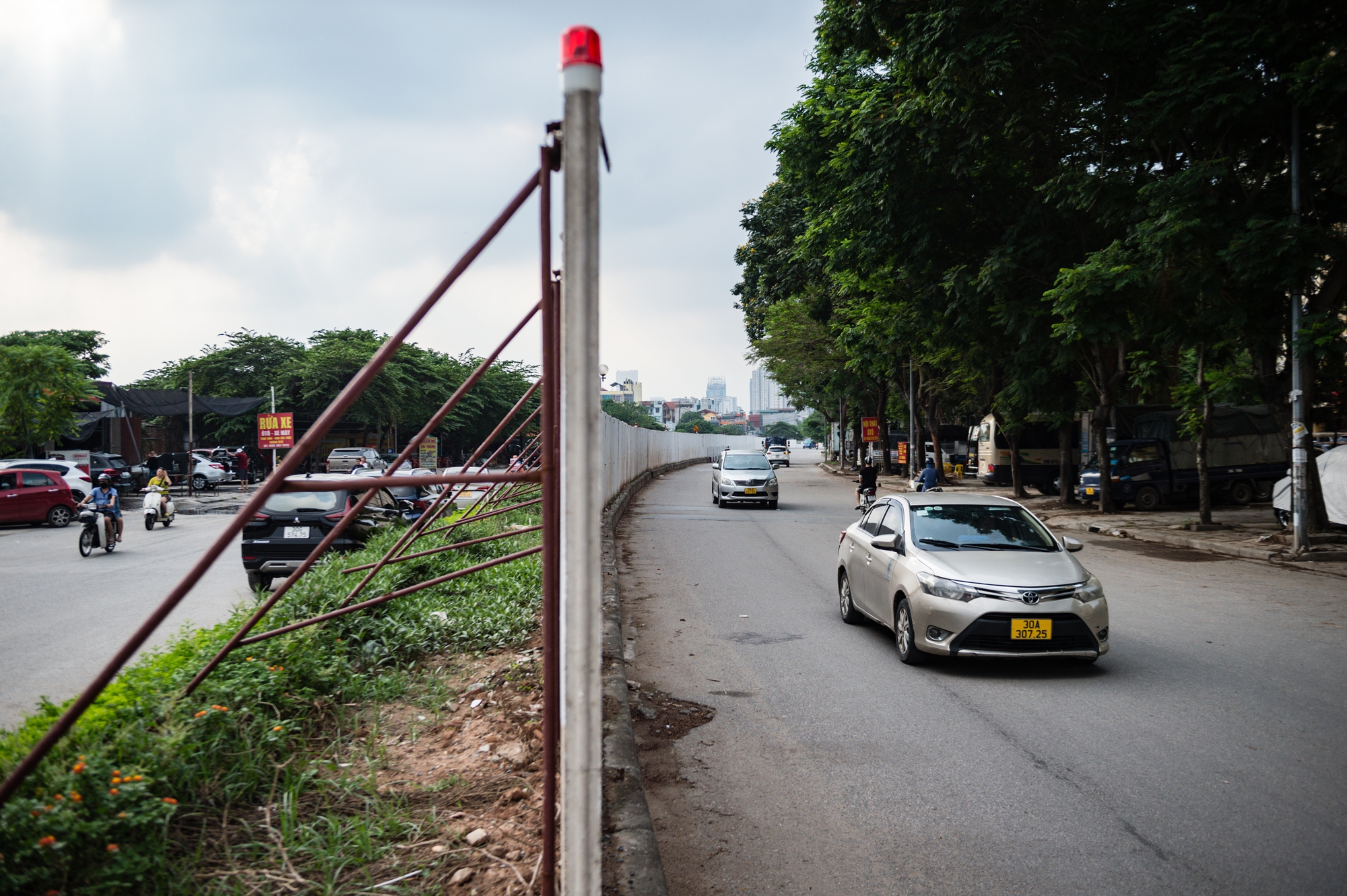 Hà Nội: Tường rào bê tông bất thường cản trở giao thông tại khu vực đường vành đai 2,5. - Ảnh 7.