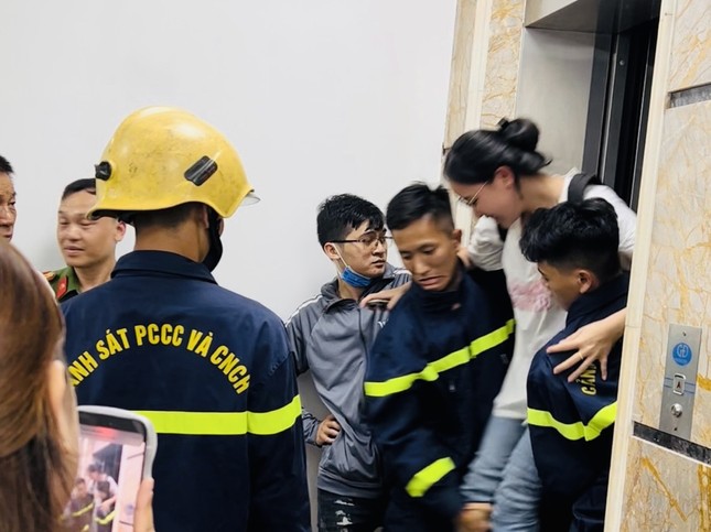 Giải cứu 4 học sinh mắc kẹt trong thang máy trung tâm Tiếng Anh - Ảnh 3.